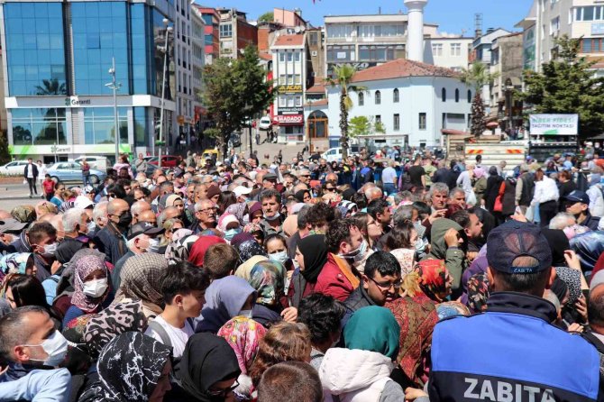 Fide Sırasına Giren Vatandaşlar İzdiham Oluşturdu
