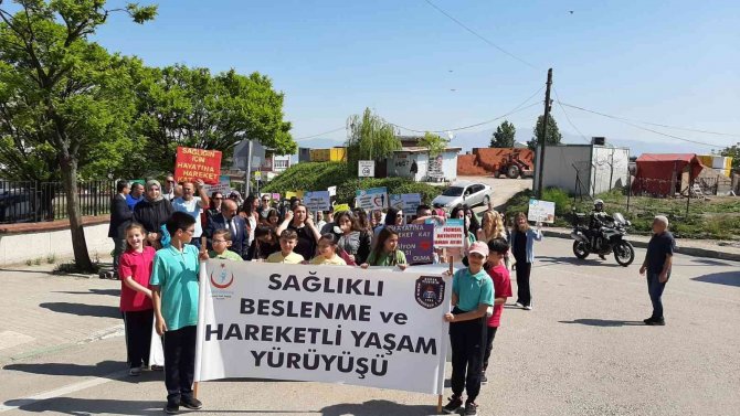 Bursa’da Öğrencilerden “Sağlık İçin Hareket Et” Yürüyüşü
