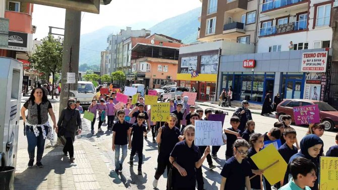 Bursa’da Öğrencilerden “Sağlık İçin Hareket Et” Yürüyüşü