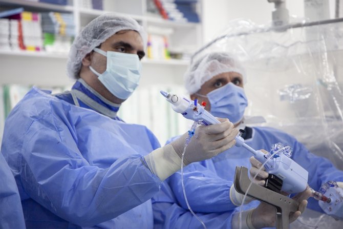 Kapalı Yöntemle Aynı Seansta İki Kalp Kapağı Birden Onarıldı