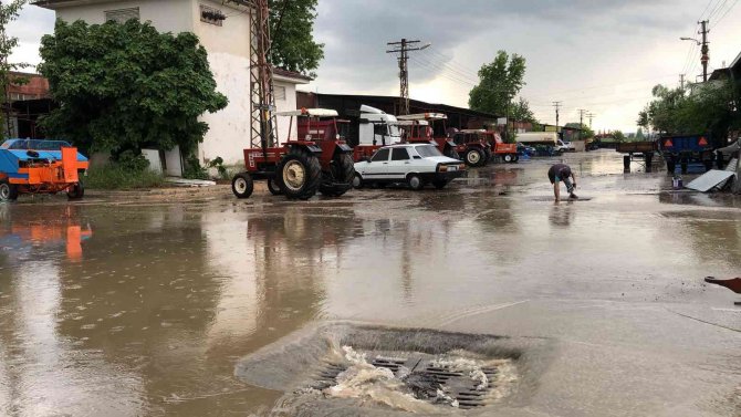 Şiddetli Yağmur Ve Dolu Su Baskınlarına Neden Oldu