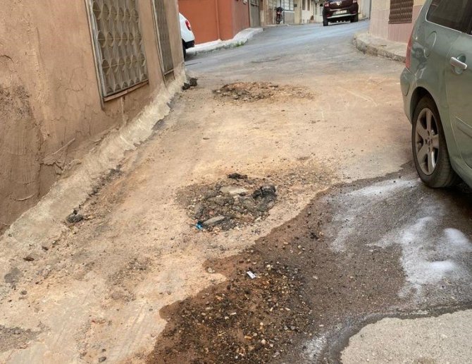 Konak Belediyesine Yol Tepkisi: "Çukurlardan Yolda Yürüyemez Olduk"