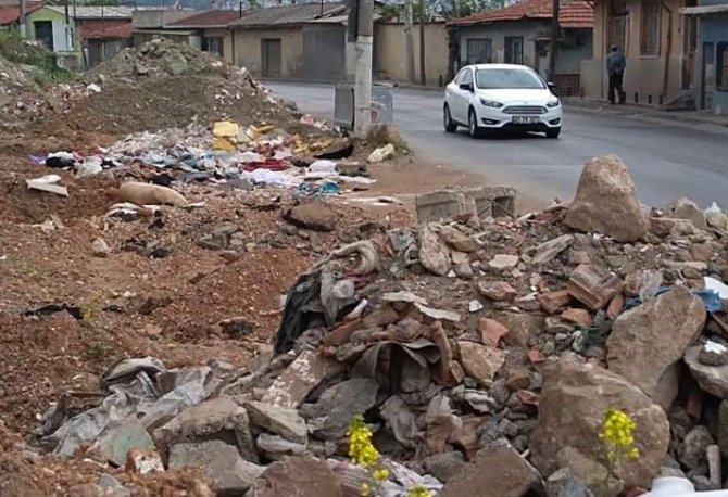 Konak Belediyesine Yol Tepkisi: "Çukurlardan Yolda Yürüyemez Olduk"
