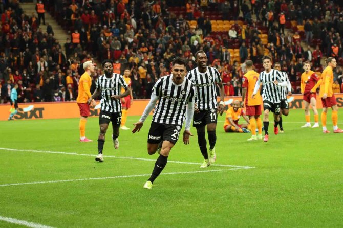 Pinares, Altay’a Veda Etti