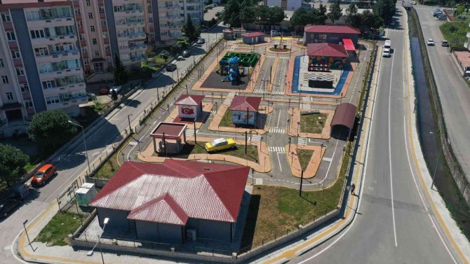 Minik Öğrencilere Trafik Eğitimi Verildi