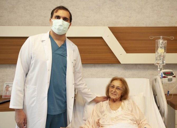 Kapalı Yöntemle Aynı Seansta İki Kalp Kapağı Birden Onarıldı