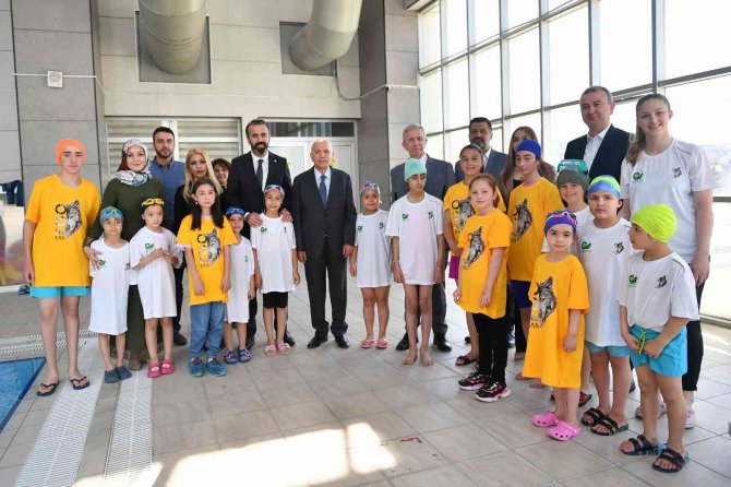 Başkan Yavaş İşitme Engelli Minik Yüzücülerle Buluştu
