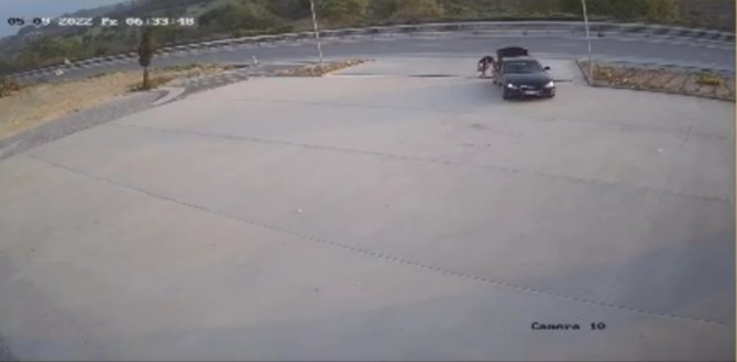 Lüks Otomobille Mazgalları Çaldılar