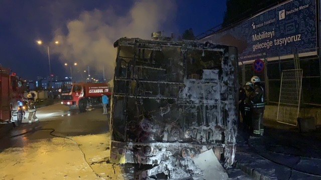 Park Halindeki İ̇ett Otobüsü Alev Alev Yandı