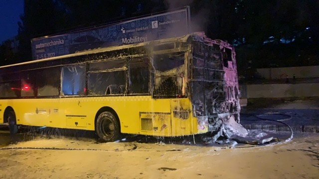 Park Halindeki İ̇ett Otobüsü Alev Alev Yandı