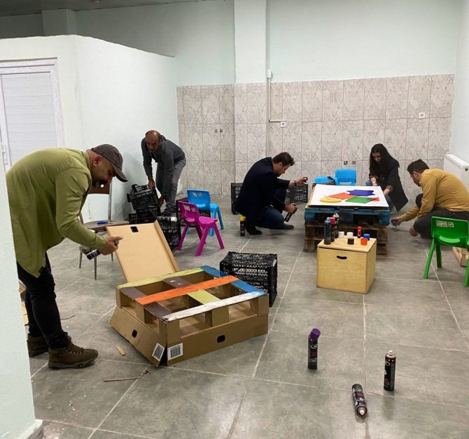 Atık Malzemelerden Okula Kütüphane