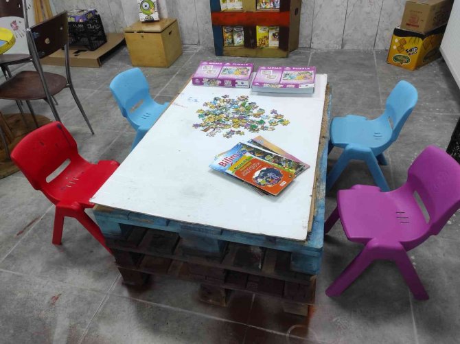 Atık Malzemelerden Okula Kütüphane