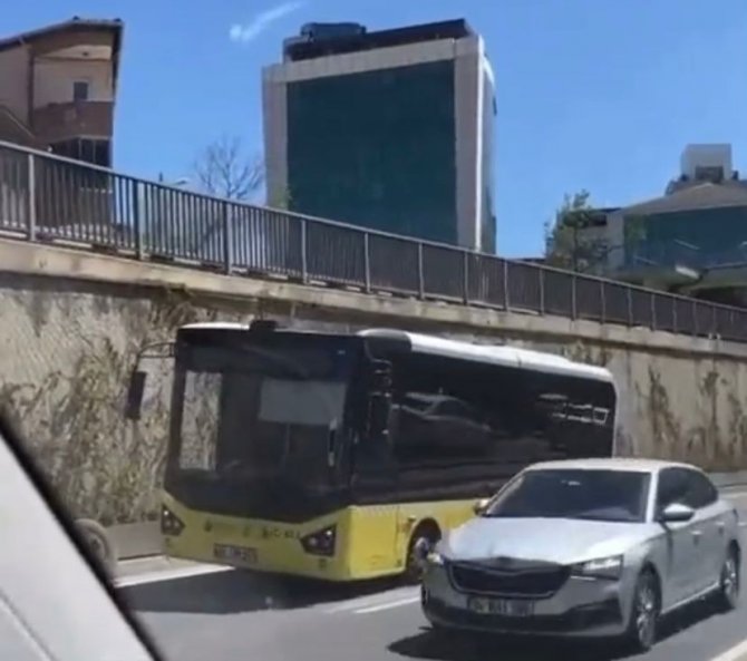 Beykoz’da Kaza Yapan İ̇ett Otobüsünün Lastiği Yola Savruldu