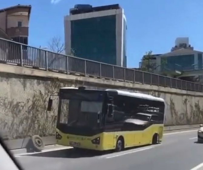 Beykoz’da Kaza Yapan İ̇ett Otobüsünün Lastiği Yola Savruldu