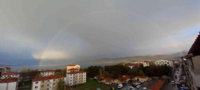 Van Gölü Üzerindeki Gökkuşağından Renk Cümbüşü