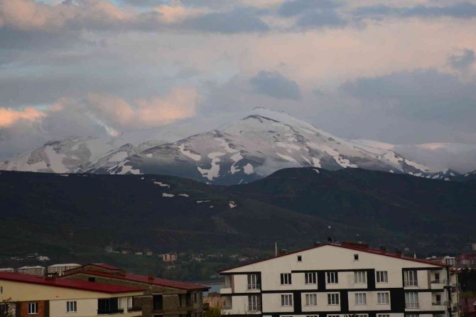 Tatvan’da Yüksek Kesimler Beyaza Büründü