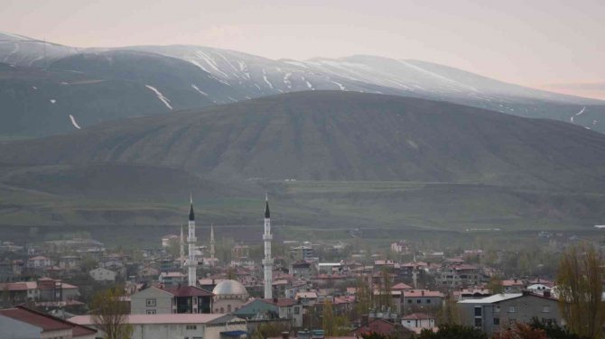 Tatvan’da Yüksek Kesimler Beyaza Büründü