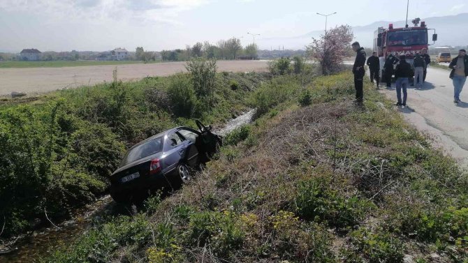 Kontrolden Çıkan Otomobil Kanala Uçtu: 2 Yaralı