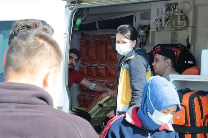 Kontrolden Çıkan Otomobil Kanala Uçtu: 2 Yaralı