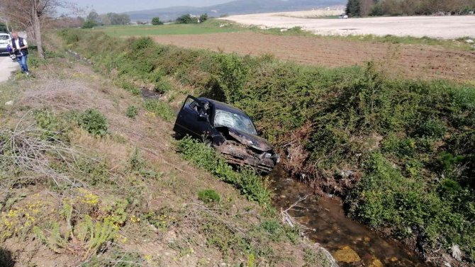 Kontrolden Çıkan Otomobil Kanala Uçtu: 2 Yaralı