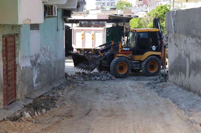 Bozova’da Bozulmuş Yollar Onarılıyor