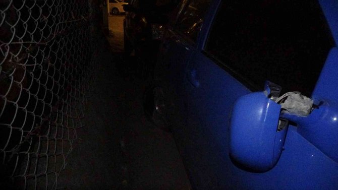 Hatalı Duran Otomobilden İnen Yolcuya, Makas Atan Otomobil Çarptı