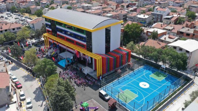 Büyükşehir, Şehre Yeni Spor Sahaları Kazandırıyor
