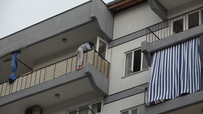 Genç Kız Kalabalığa Korku Dolu Anlar Yaşattı