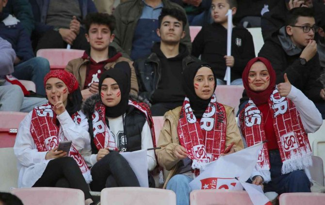 Sivassporlu Taraftarlar Maça Yoğun İlgi Gösteriyor