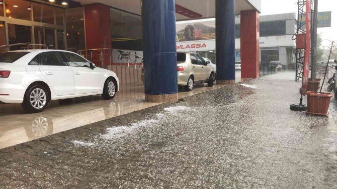 Şiddetli Yağmur Ve Dolu Su Baskınlarına Neden Oldu