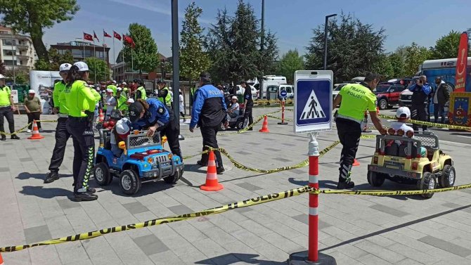 Düzce’de Miniklere Trafik Eğitimi Verildi