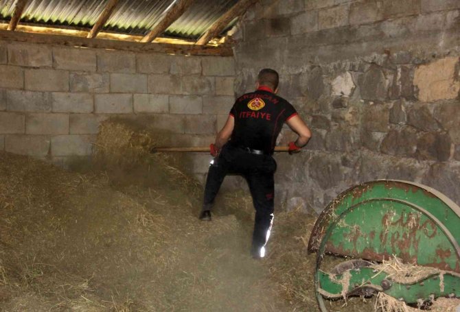 İ̇tfaiye Ekibi Samanlıkta Yılan Aradı
