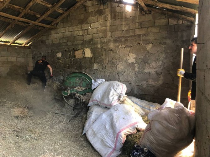 İ̇tfaiye Ekibi Samanlıkta Yılan Aradı