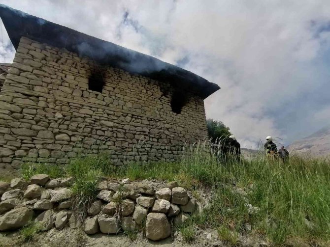 Alevler İçinde Kalan Odunluk Kullanılamaz Hale Geldi