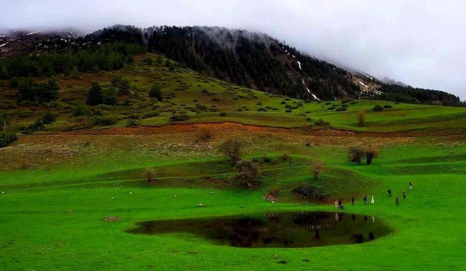 Sisli Dağların Yeşille Bütünleşen Manzarası Mest Ediyor