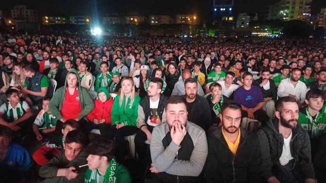 Binlerce Kişi Bursa’da Sokaklarda Maçı İzledi