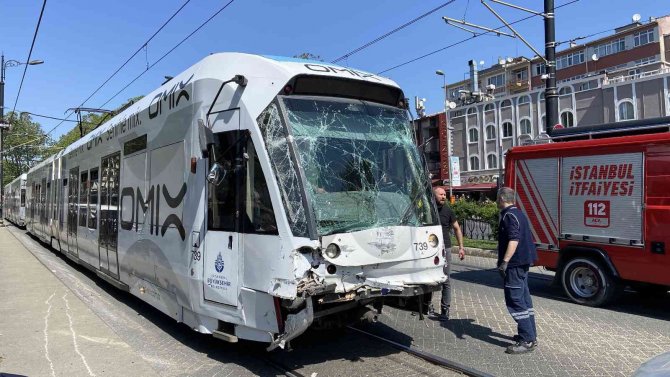 Fatih’te Tramvay İle İ̇ett Otobüsü Çarpıştı: 6 Yaralı