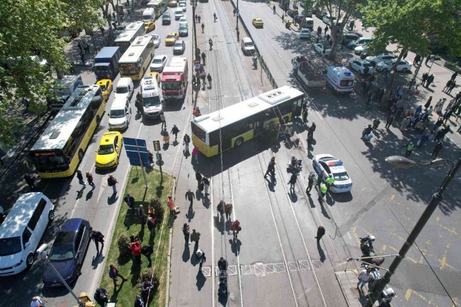 Fatih’te Tramvay İle İ̇ett Otobüsü Çarpıştı: 6 Yaralı