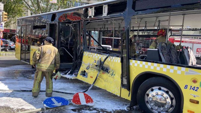 Fatih’te Tramvay İle İ̇ett Otobüsü Çarpıştı: 6 Yaralı
