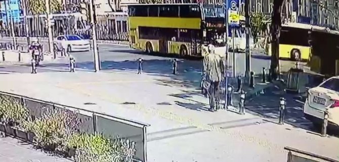 Fatih’te Tramvay İle İ̇ett Otobüsün Çarpıştığı Kaza Anı Kamerada