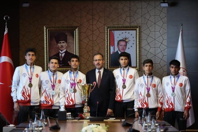 Cumhurbaşkanı Erdoğan, Bitlisli Şampiyon Sporcularla Buluştu