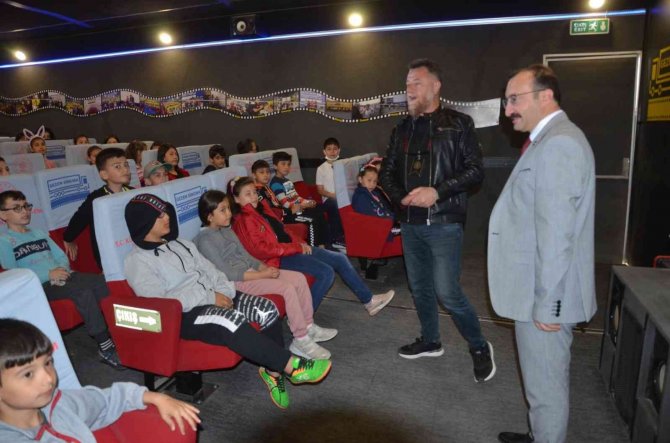 Gezen Sinema Tırı Emet’te Çocuklarla Buluştu