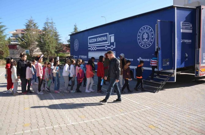 Gezen Sinema Tırı Emet’te Çocuklarla Buluştu