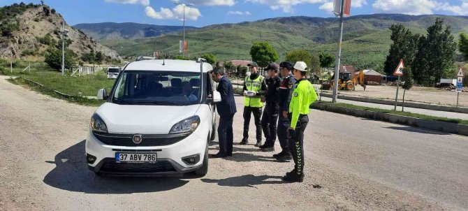 Hanönü’de Karayolu Trafik Haftası’nda Sürücüler Bilgilendirildi