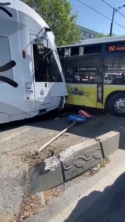 Haseki Tramvay Durağında İ̇ett Otobüsü İle Tramvay Çarpıştı. Olay Yerine İtfaiye Ve Sağlık Ekipleri Sevk Edildi.