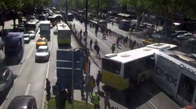 Haseki Tramvay Durağında İ̇ett Otobüsü İle Tramvay Çarpıştı. Olay Yerine İtfaiye Ve Sağlık Ekipleri Sevk Edildi.