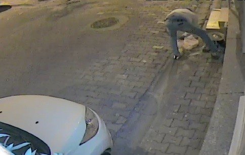 Hırsız Suçüstü Yakalandı: O Anlar Kamerada