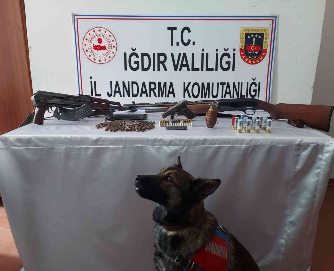 Iğdır’da Kalaşnikof Silah Ve Parça Tesirli El Bombası Ele Geçirildi