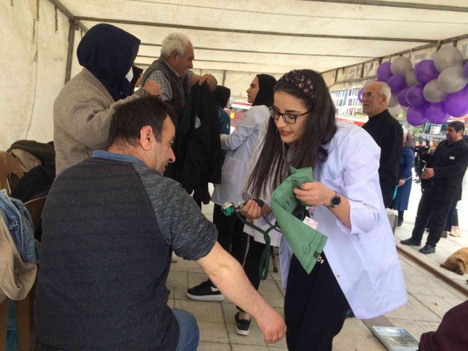 Hemşire Adayları Vatandaşları “İnme” Konusunda Bilgilendirdi