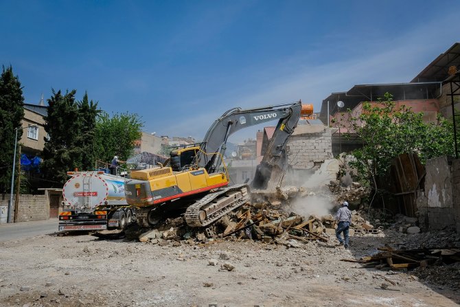 Dulkadiroğlu İlçesindeki Metruk Binalar Yıkılıyor